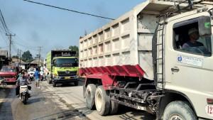 Truk-melanggar-jam-operasional.jpg