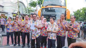 Wakil-Gubernur-DKI-Jakarta-Rano-Karno-meresmikan-dua-bus-Open-Top-Tour-of-Jakarta-bus-heritage.jpg