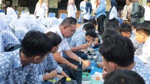 Wali-Kota-Bekasi-Tri-Adhianto-tinjau-MBG-di-SMP-3-Kota-Bekasi.jpg
