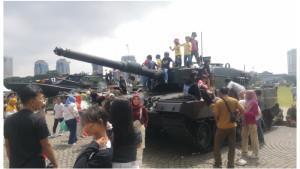 Warga-berfoto-di-depan-alutsista-TNI-saat-TNI-Fair-di-Monas.jpg