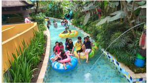 Wisatawan-asyik-bermain-air-di-The-Jungle-Waterpark.jpg