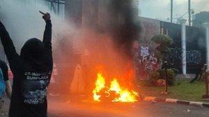 demonstrans-bakar-motor.jpg