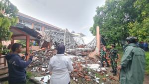 evakuasi-puing-bangunan-SMK-Negeri-1-Gunung-Putri-Kabupaten-Bogor-ambruk.jpg