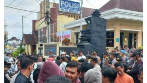 geruduk-Mapolres-Wonosobo.jpg