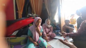 korban-dan-saksi-mata-ambruknya-bangunan-majelis-taklim-di-Kampung-Sukamakmur-bogor.jpg