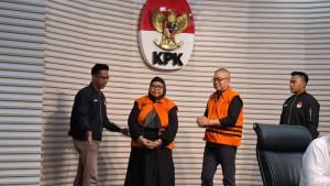 mantan-Direktur-Gas-Pertamina-Hari-Karyuliarto-20122014-dan-Yenni-Andayani-20142018.jpg