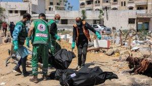 petugas-paramedis-angkat-jenazah-dari-kuburan-massal-di-Gaza.jpg