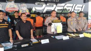 polisi-merilis-lima-pelaku-pencurian-baterai-tower-Telkomsel-di-Polres-Metro-Bekasi-Kota.jpg