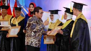 pramono-wisuda-sekolah-lansia.jpg