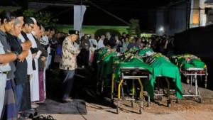 salat-jenazah-korban-laka-jember.jpg