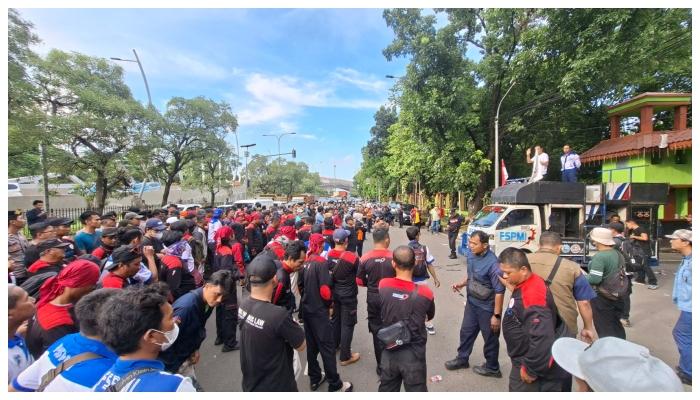 bekasi/Aksi-demo-buruh-di-depan-Kantor-Pemkot-Bekasi-sempat-menutup-Jalan-Ahmad-Yani.jpg