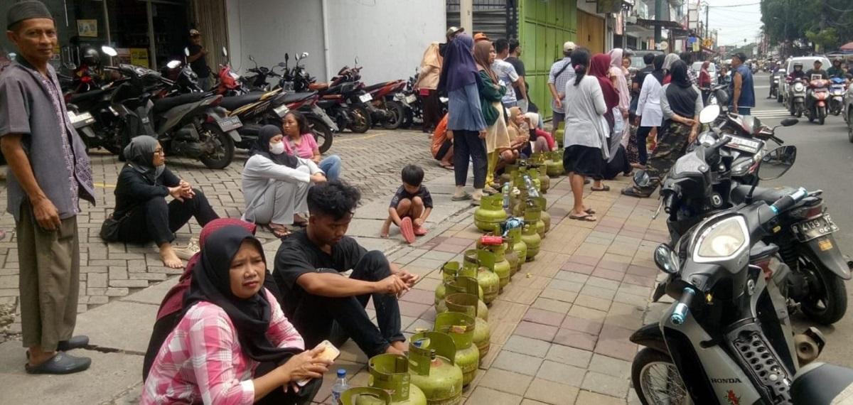 Antre-panjang-warga-beli-gas-elpiji.jpg