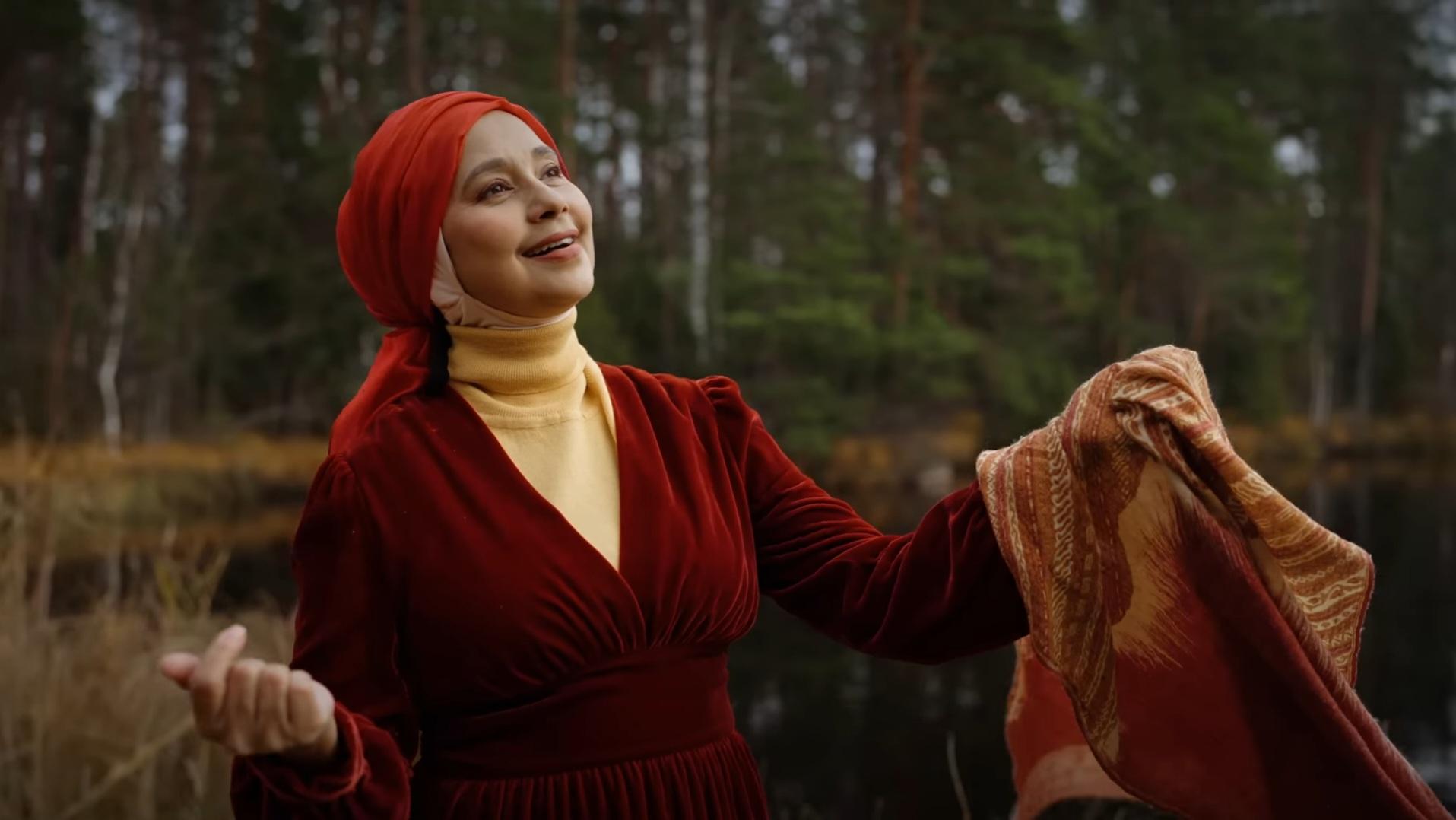 Ayu Azhari Rilis Single Ya Hannan Ya Mannan, Diproduseri Putrinya Sendiri