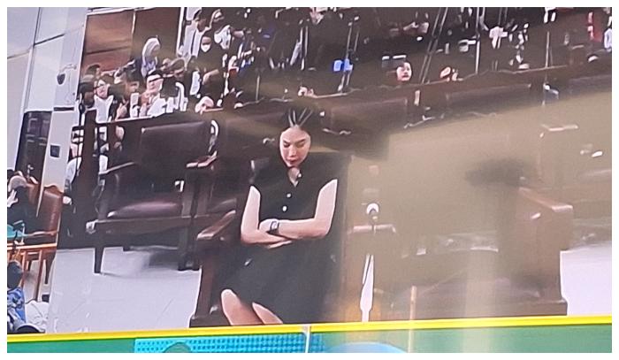Bintang-film-Nikita-Mirzani-tampak-mengantuk-hingga-sempat-tertidur-di-ruang-sidang.jpg
