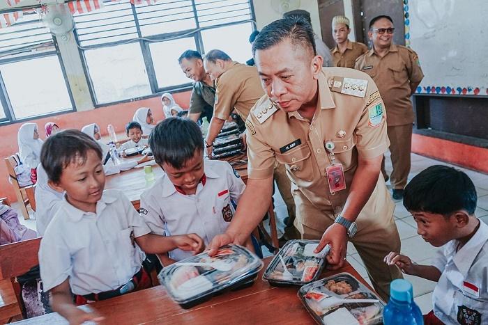 Bupati-Karawang-Aep-Syaepuloh-bagikan-makanan-bergizi.jpg