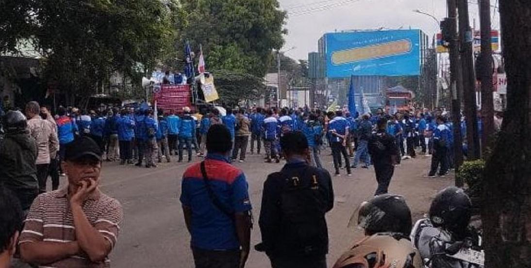Buruh-demo-di-Narogong.jpg