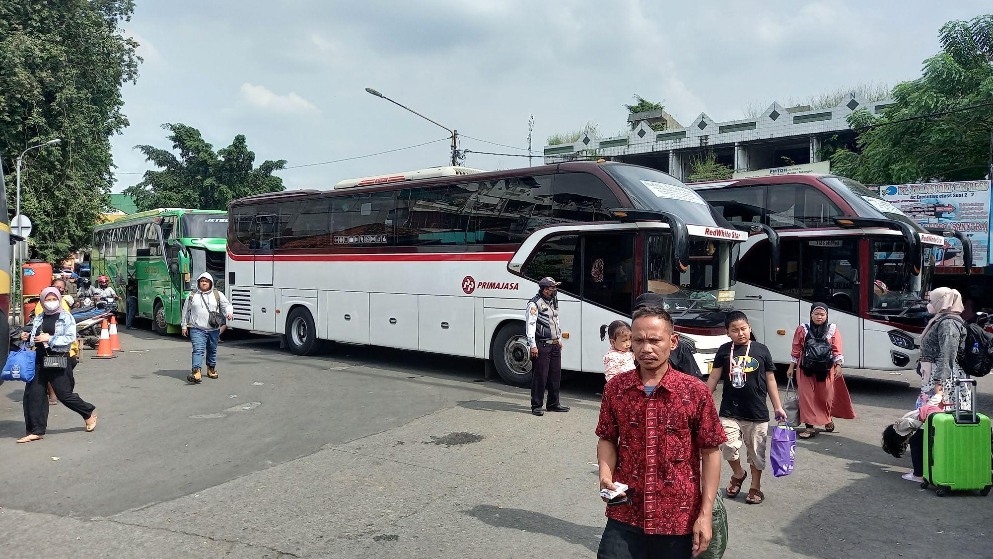 Bus-di-Terminal-Bekasi.jpg