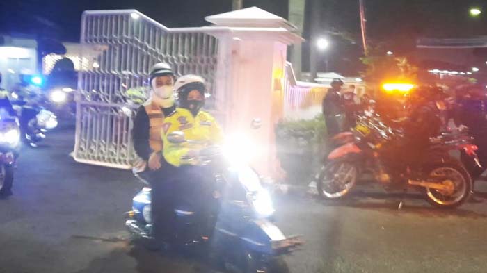Cellica Nurrachadiana Keliling Naik Motor Menemui Warga yang Melakukan Takbir Keliling