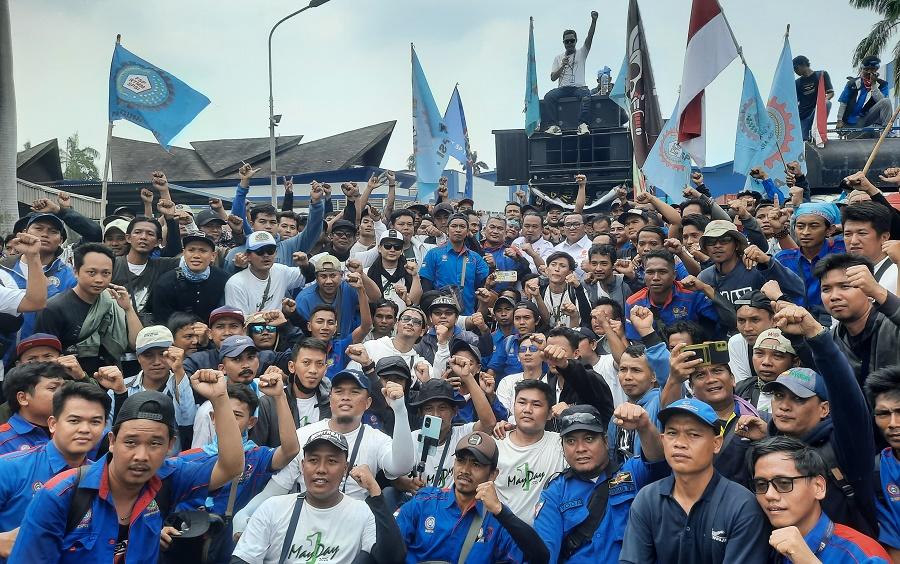 Demo-PHK-buruh-di-pabrik-ban-Michelin-di-Bekasi.jpg
