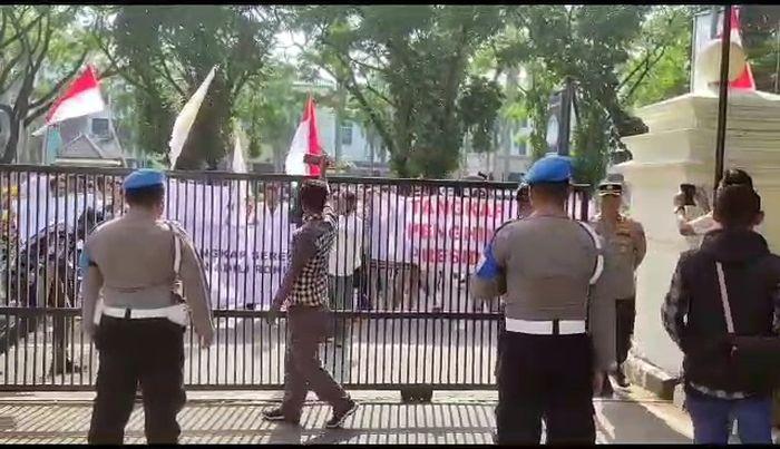 Geruduk Polrestro Bekasi Minta Rocky Gerung Ditangkap, Massa di Cikarang: Kami Sakit Hati!