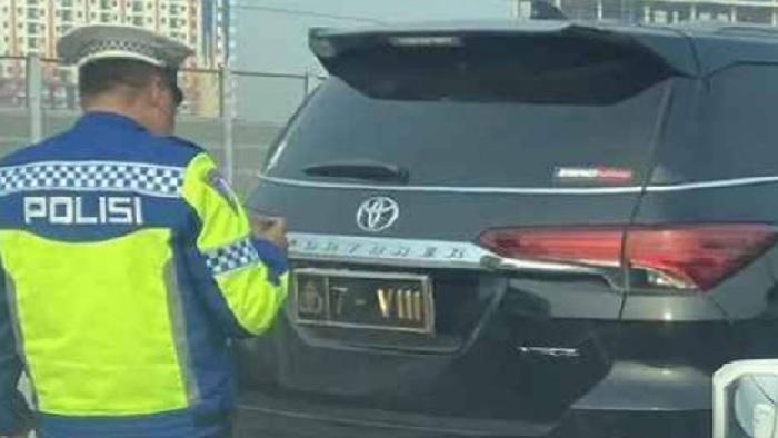 Fortuner Polda Jabar Ngebut di Bahu Jalan MBZ Hingga Tabrak Elf, Pelat Nomor Diganti Jadi Sipil