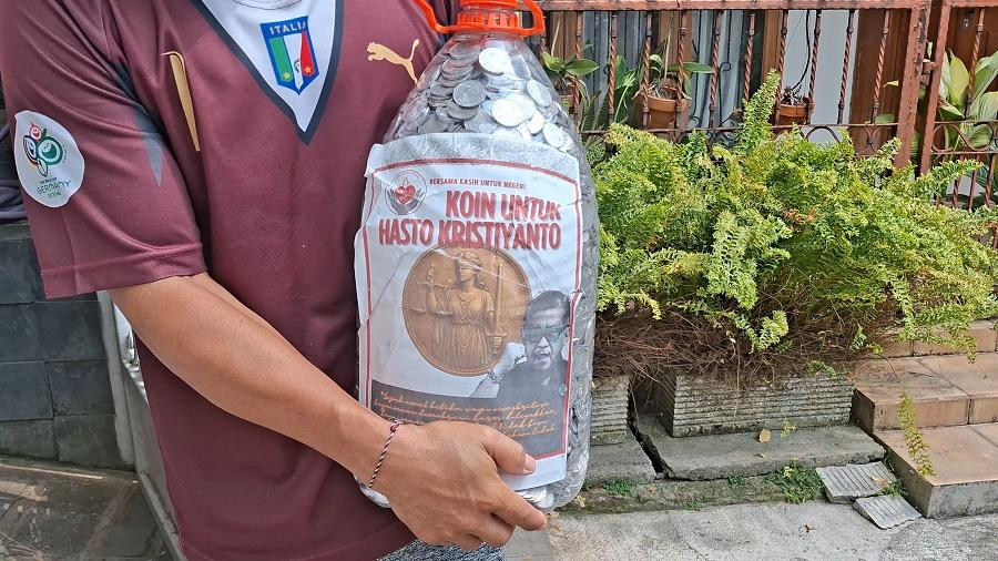 Galon-isi-uang-koin-untuk-Hasto.jpg