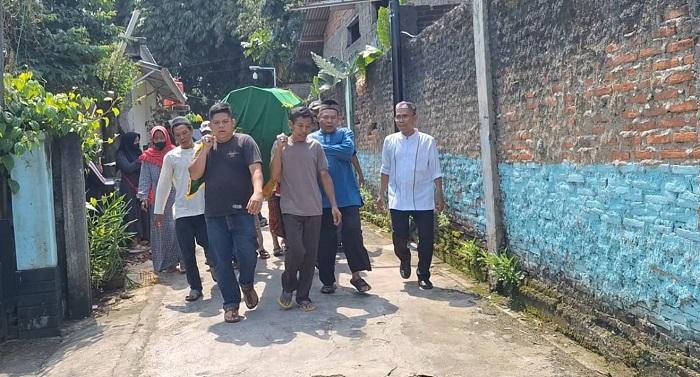Kedatangan Jasad Guru Suprayogi di Rumah Duka Disambut Isak Tangis Keluarga dan Ratusan Warga