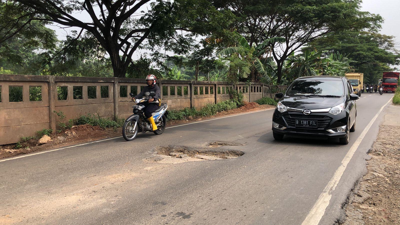Hati-hati! Ada Lubang Maut Setelah Pool Sinar Jaya Jalan Inspeksi Kalimalang Cibitung