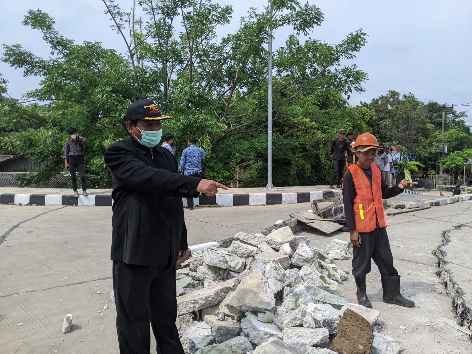 Kadis-PUPR-tinjau-lokasi-jembatan-KW-6.jpg