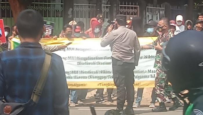 Pendemo Minta Polisi Turun Tangan Tangkap Artis Ini Gara-gara Pernyataannya Diduga Mengandung SARA