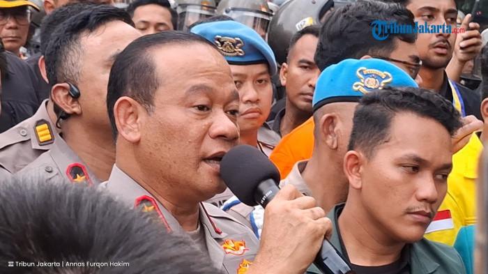Kapolda-Metro-Jaya-Irjen-Asep-Edi-Suheri-menemui-massa-aksi.jpg
