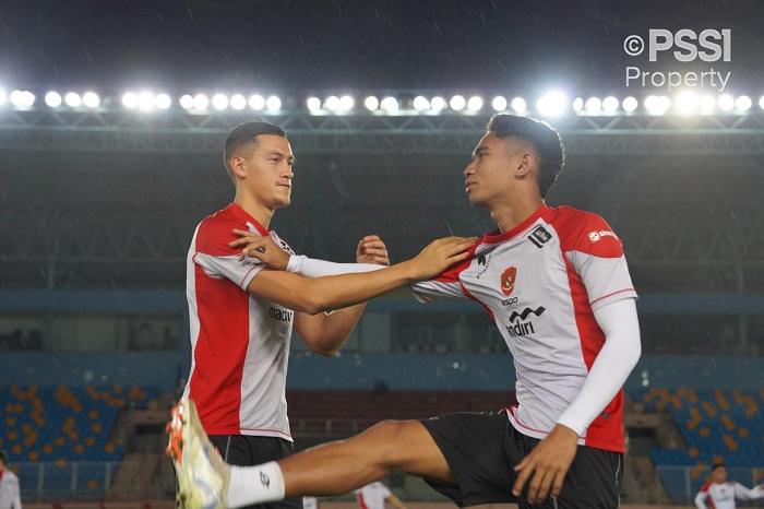 Kapten-Timnas-Indonesia-Jay-Idzes-saat-melakukan-pemanasan.jpg
