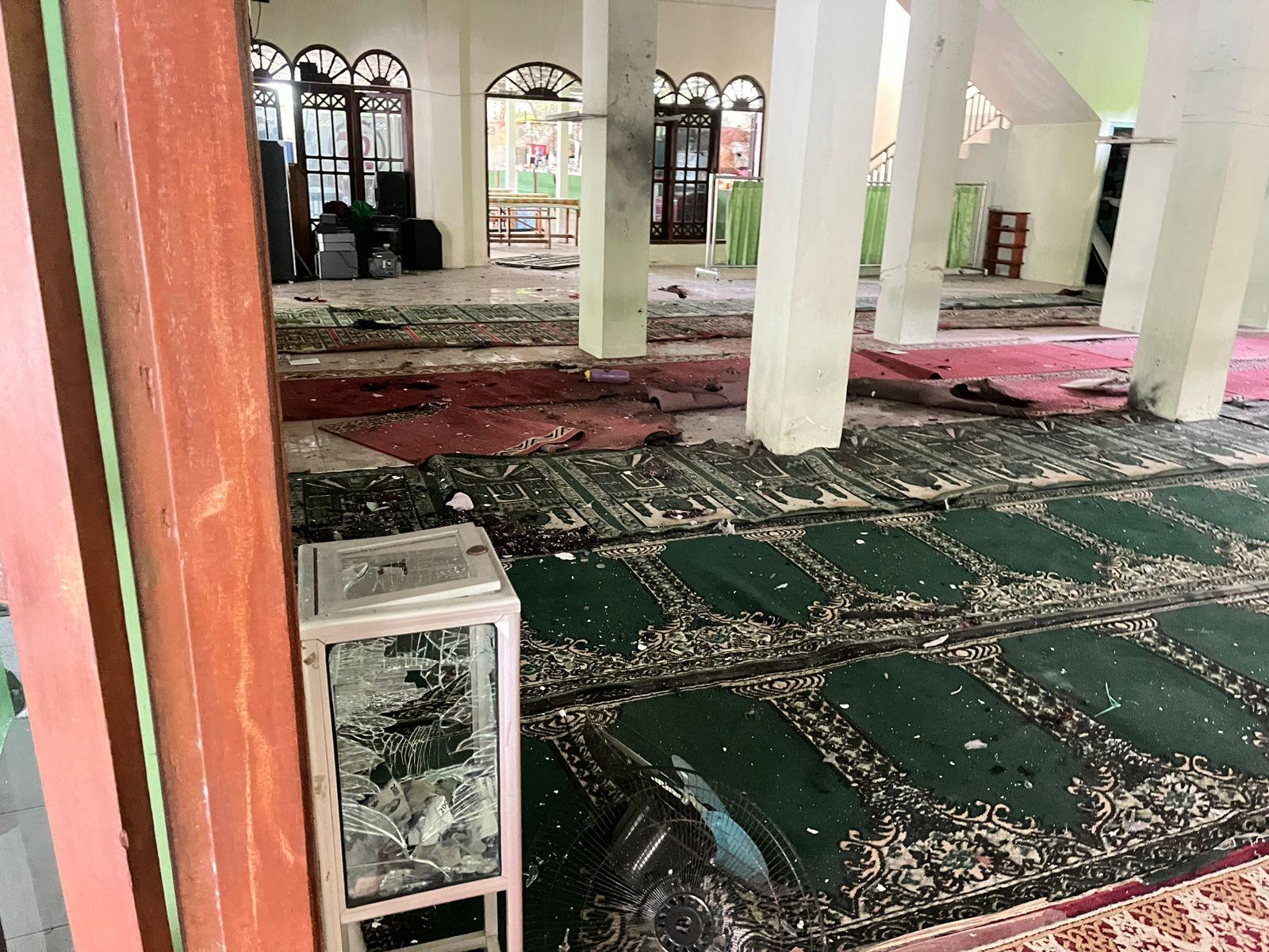 Kondisi-di-dalam-masjid-SMAN-72-Kelapa-Gading-Jakarta-Utara-tampak-berantakan-usai-ledakan.jpg