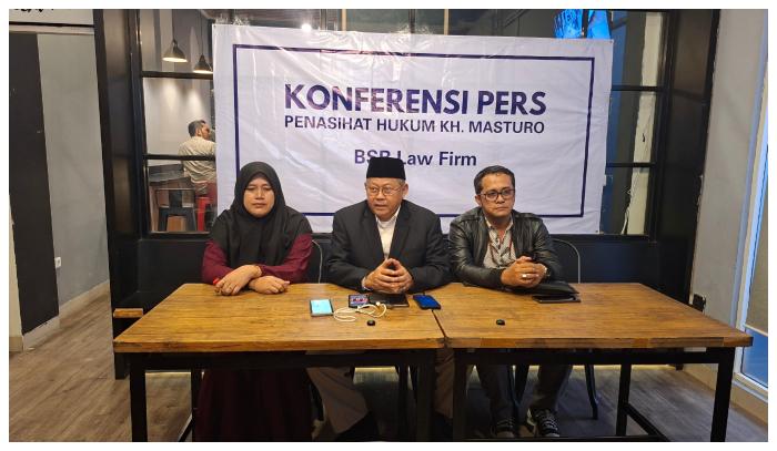 Kuasa-hukum-keluarga-Ustaz-MR-Bambang-Sunaryo-memberikan-keterangan-kepada-awak-media.jpg