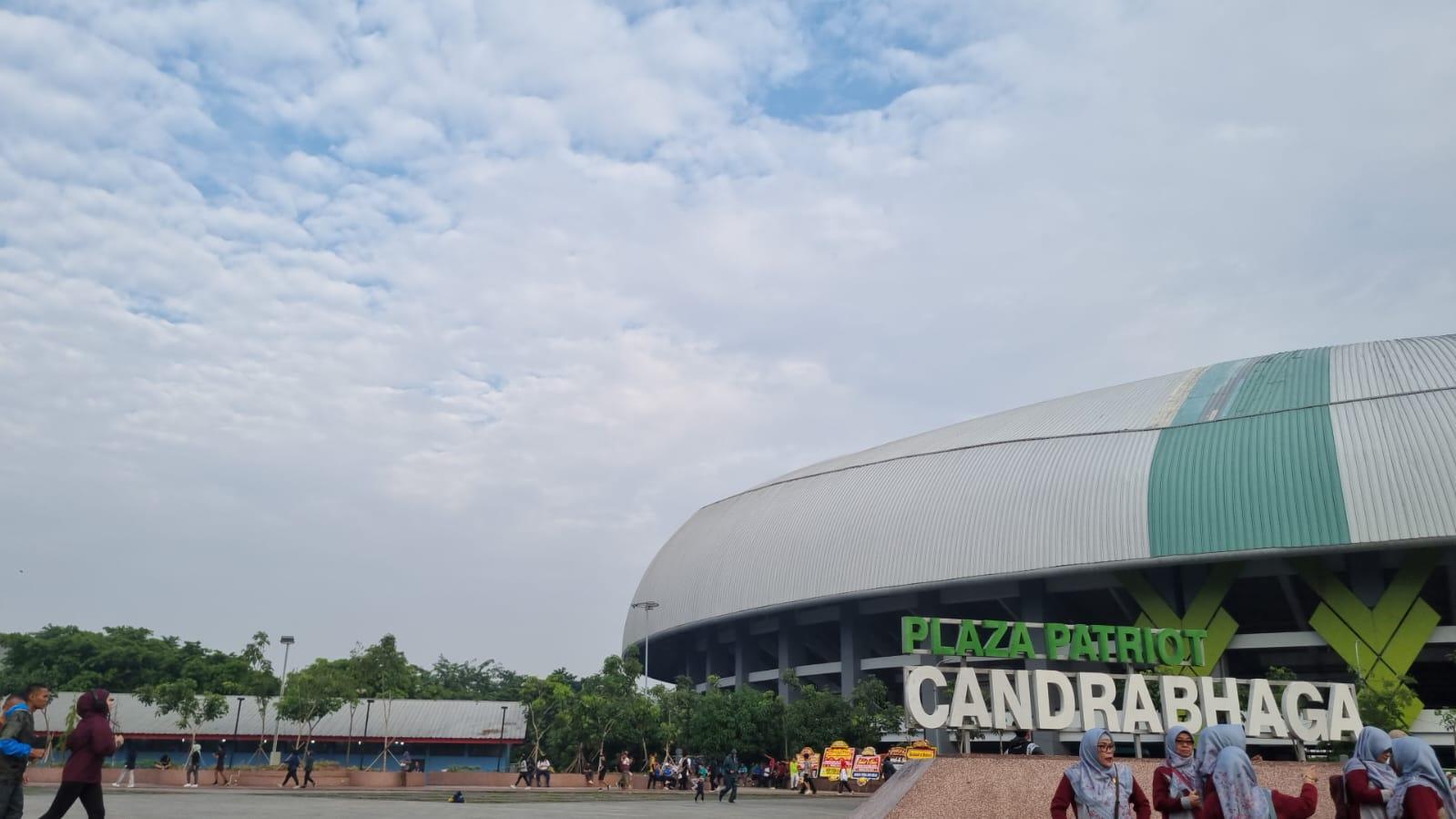 Langit-berawan-di-sekitar-Patriot-Candrabhaga-Kota-Bekasi.jpg