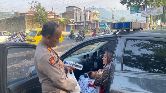 Mama-muda-dan-bayi-yang-ditinggal-suaminya.jpg