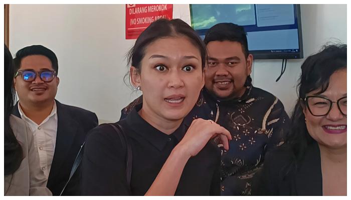 Marissa-Anita-mengenakan-busana-serba-hitam-saat-menghadiri-sidang-cerai-perdananya.jpg