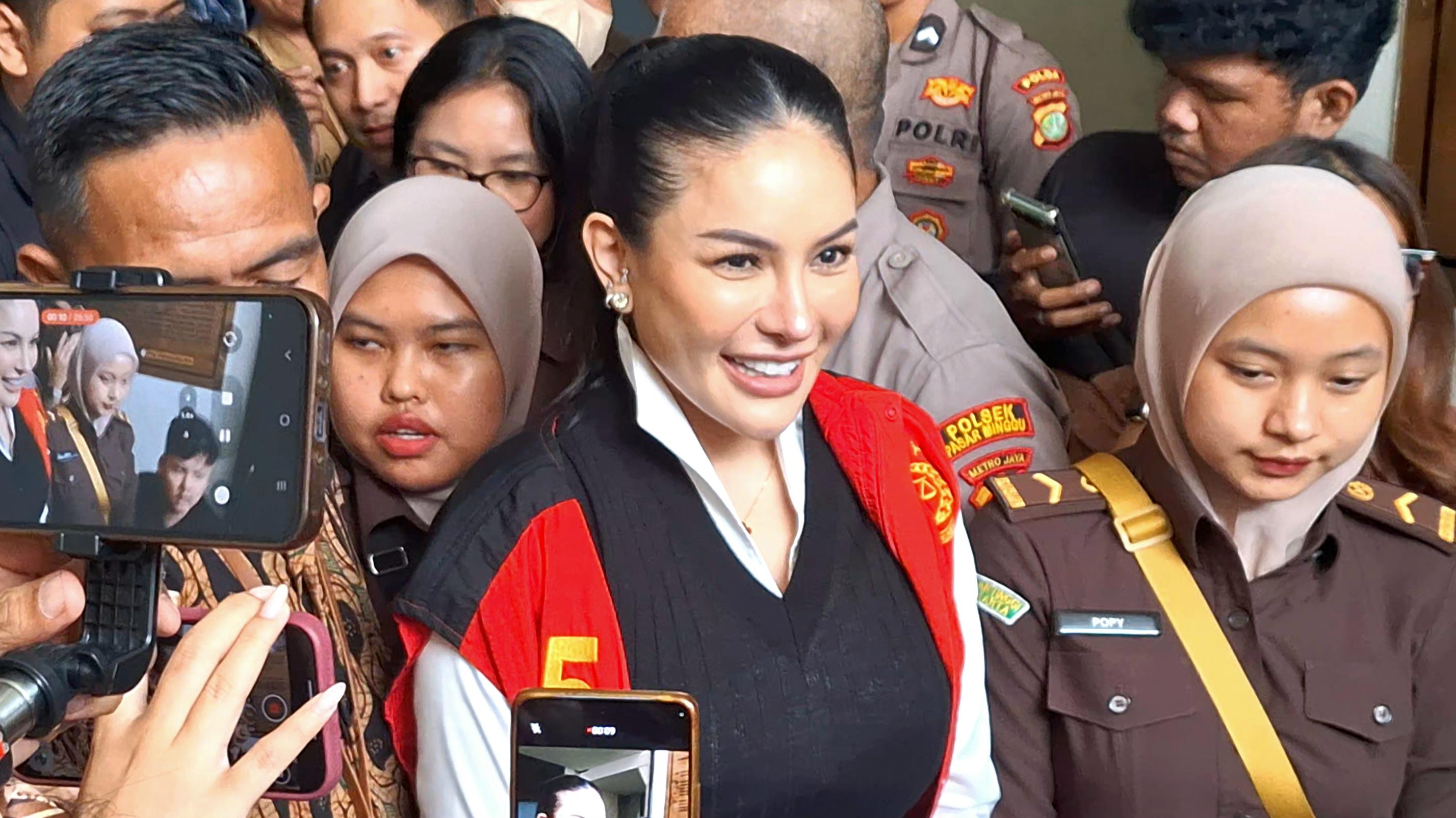 Nikita Mirzani Dituntut 11 Tahun Penjara, Jaksa Sebut Ada Bukti iPhone dan Chat WA