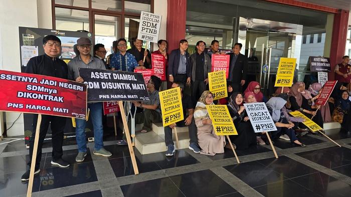 PPPK Unsika Ikut Unjuk Rasa di Kemendikbudristek Tuntut Pengangkatan Jadi PNS