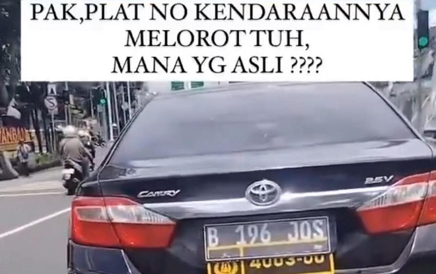 Mobil Sedan Pelat Ganda Sipil dan Dinas di Jaksel: Pelat Kendaraannya Melorot Tuh, Mana yang Asli?