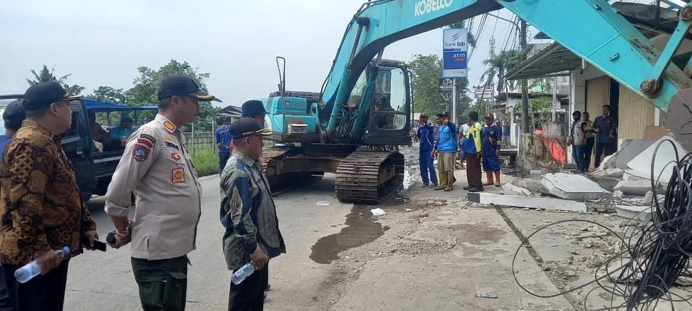 Pembongkaran-bangli-di-Karawang.jpg
