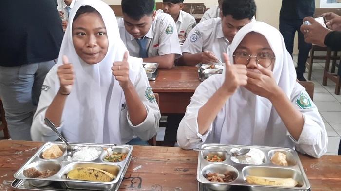 Pemerintah-mendistribusikan-program-makan-bergizi-gratis.jpg