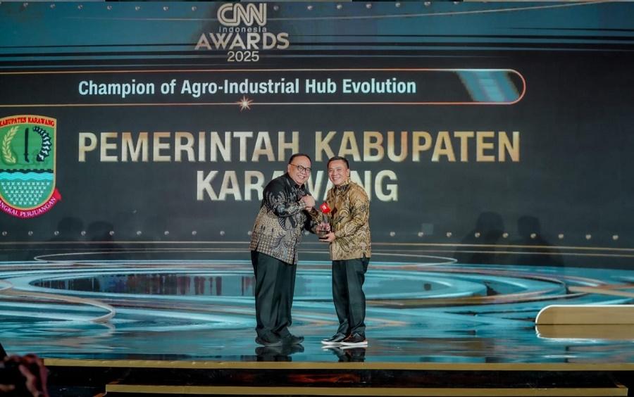 Pemkab-Karawang-terima-penghargaan.jpg