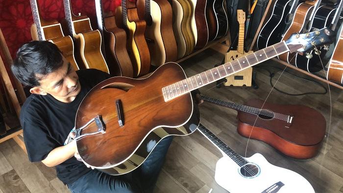 Perajin-gitar-Leonard-Tobing-11-Okt.jpg