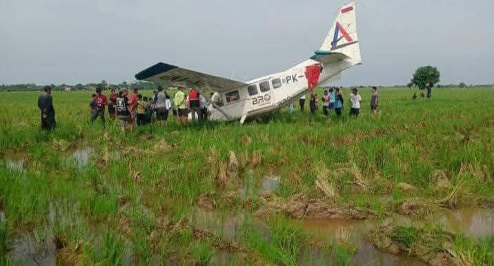 Pesawat-jenis-Skydive-tergeletak-di-area-persawahan-Kampung-Ceplik-Karawang.jpg