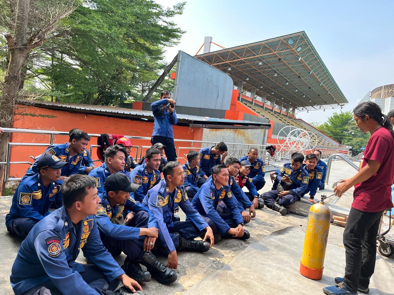 Petugas-Damkar-Kabupaten-Bekasi-sedang-mengikuti-pelatihan-penyelamatan.jpg