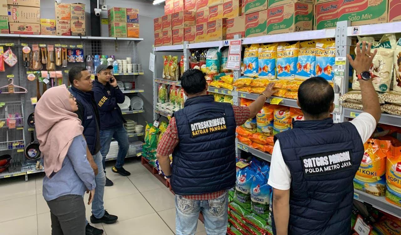 Petugas-Satgas-Pengendalian-Harga-Beras-Polda-Metro-Jaya-memeriksa-harga-jual-beras.jpg