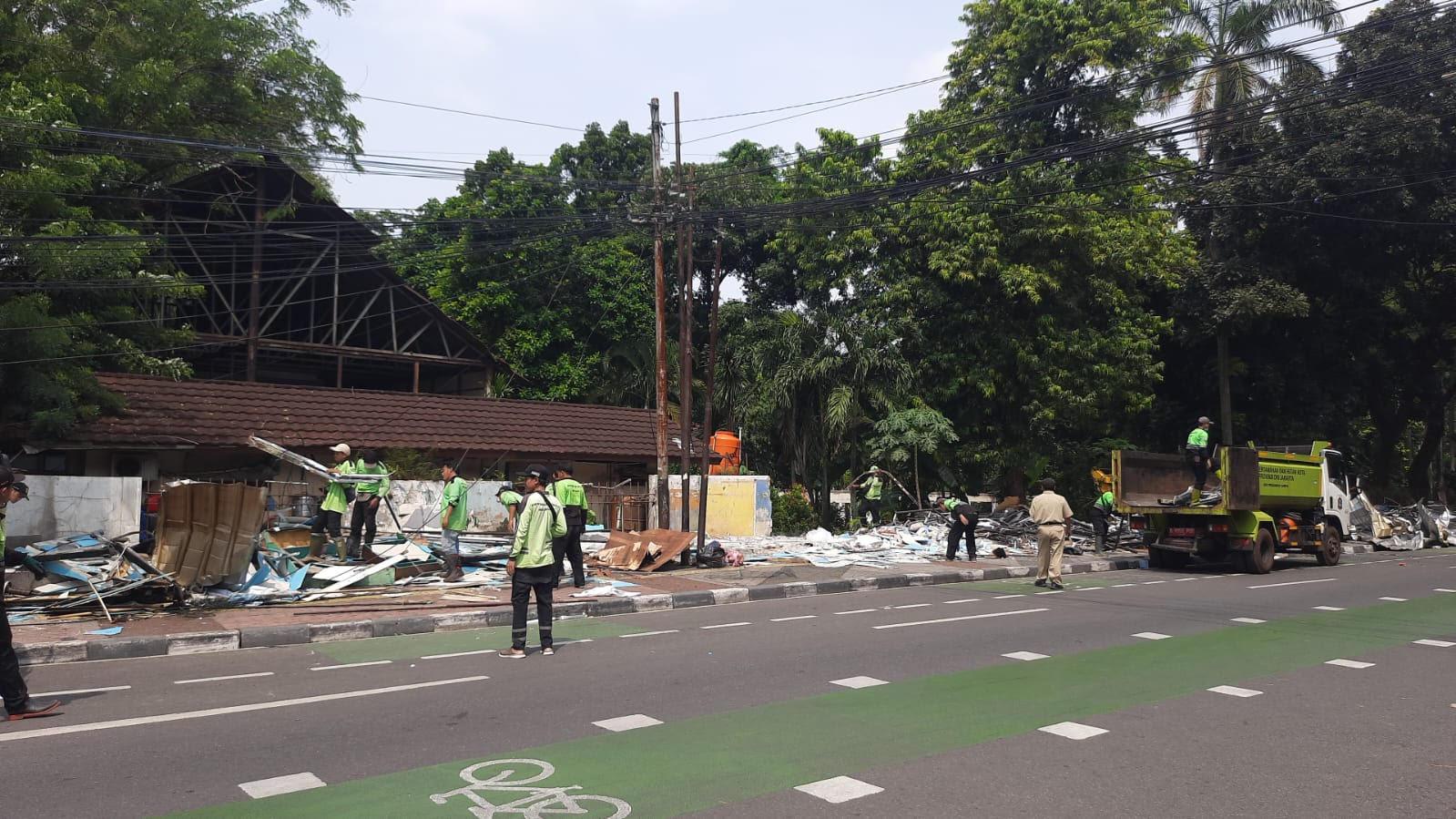 Petugas-Satpol-PP-Jakarta-Selatan-menertibkan-lapak-pedagang-di-kawasan-Pasar-Barito.jpg