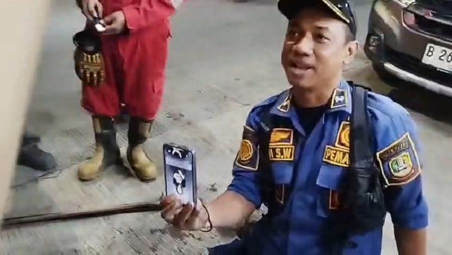 Petugas-pemadam-evakuasi-handphone.jpg