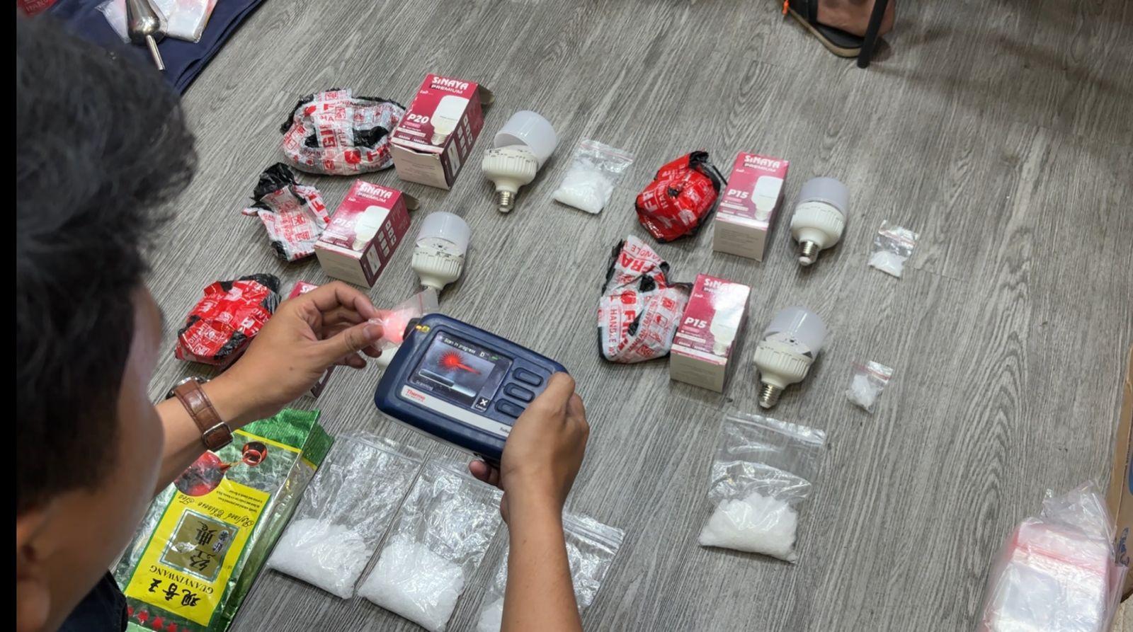 Polisi-Polda-Metro-Jaya-mengamankan-barang-bukti-sabu-seberat-4559-gram.jpg